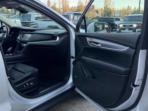 Used 2017 Cadillac XT5 Luxury w/ Driver Awareness Package image 15