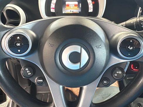 Used 2017 smart fortwo pure RWD image 20