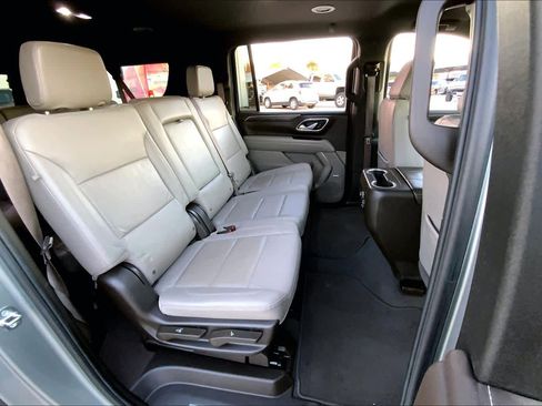 Used 2024 Chevrolet Suburban LT image 16