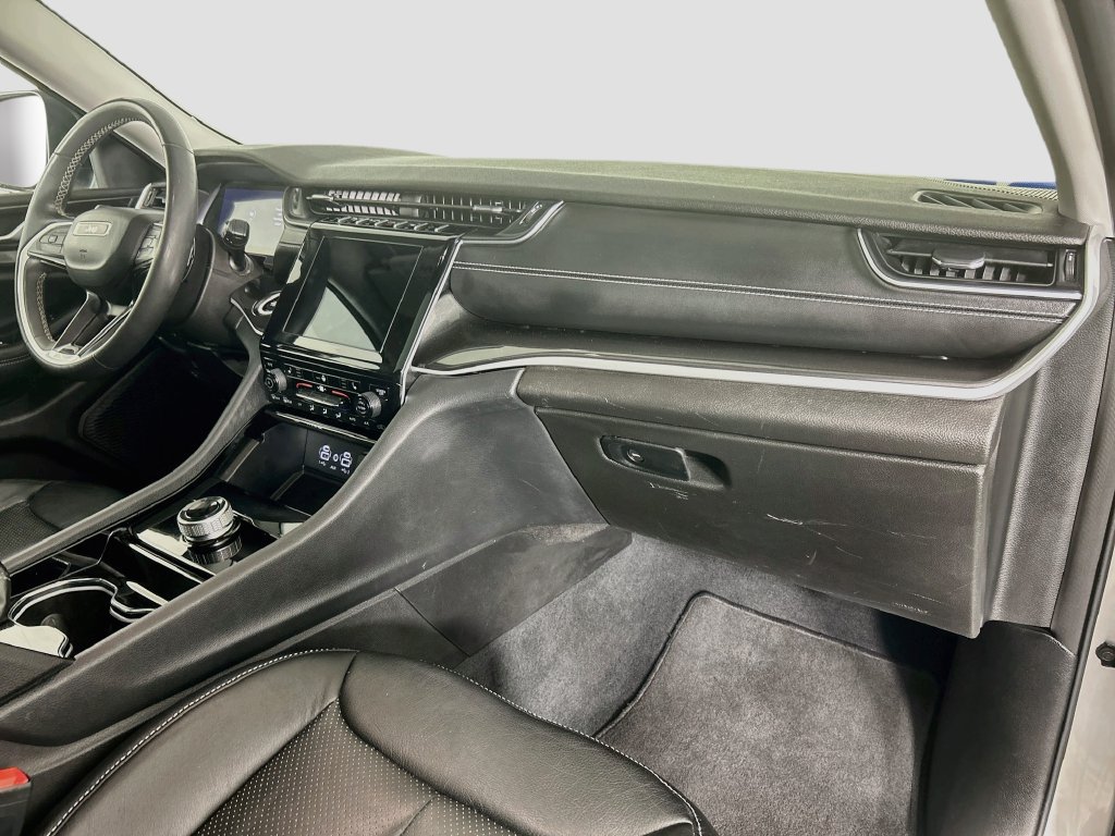 Used 2023 Jeep Grand Cherokee Laredo w/ Luxury Tech Group I AWD/4WD image 35