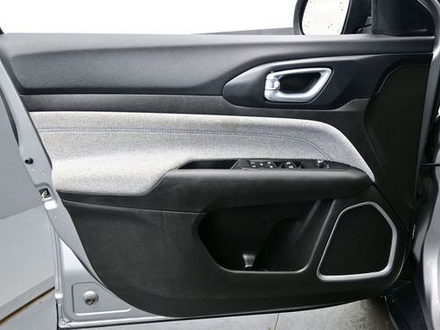 Used 2024 Jeep Compass Latitude image 9