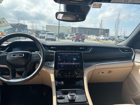 Used 2024 Jeep Grand Cherokee L Limited w/ Black Appearance Package image 28