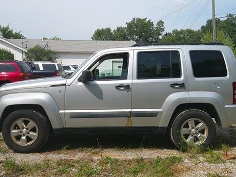 Used 2010 Jeep Liberty Sport w/ Popular Equipment Group AWD/4WD image 12