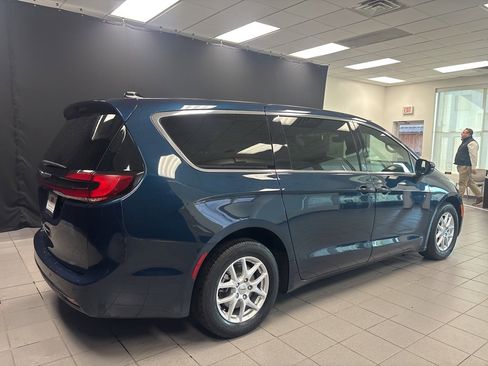 Used 2025 Chrysler Pacifica Select image 3
