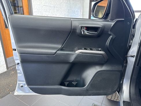 Used 2018 Toyota Tacoma TRD Off-Road image 36