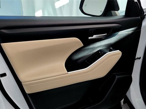 Used 2023 Toyota Highlander XLE image 23