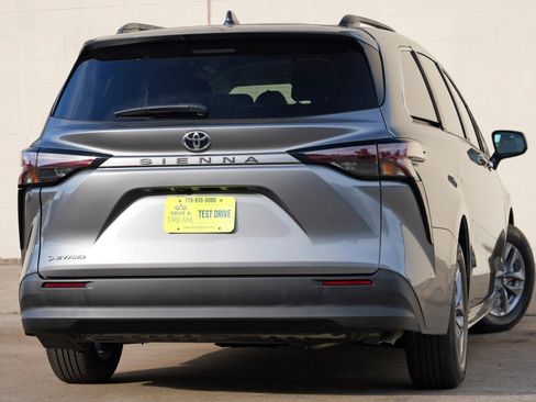 Used 2026 Toyota Sienna LE AWD/4WD image 5