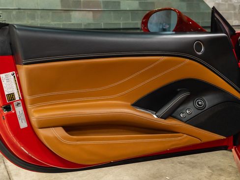 Used 2015 Ferrari California T RWD image 57