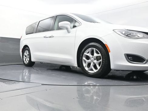 Used 2018 Chrysler Pacifica Touring Plus w/ Tire & Wheel Group FWD image 29