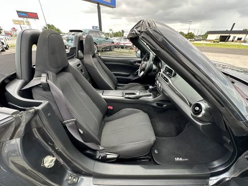 Used 2017 FIAT 124 Spider Classica RWD image 23