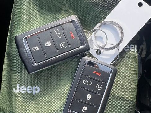 Used 2022 Jeep Grand Cherokee Limited image 31