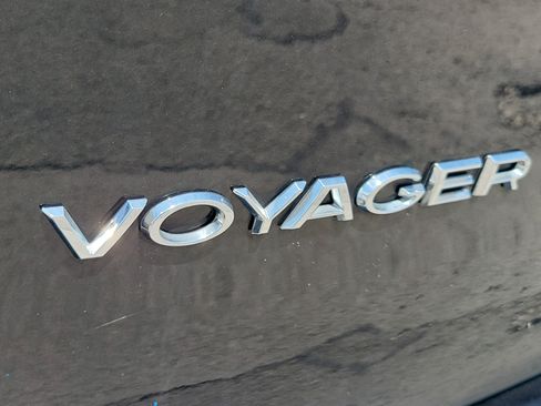 Used 2023 Chrysler Voyager LX FWD image 11
