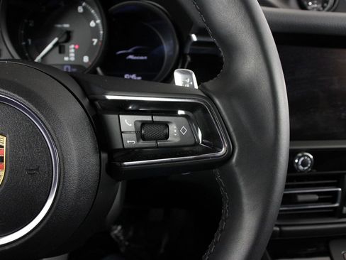 Certified 2025 Porsche Macan image 15