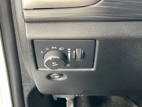 Used 2022 Jeep Grand Cherokee Laredo X image 10