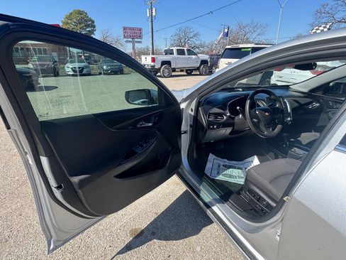 Used 2017 Chevrolet Malibu LT image 8