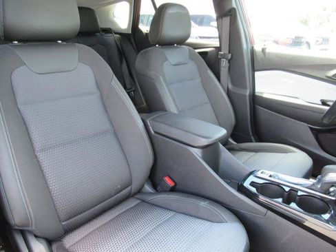 Used 2025 Chevrolet Trax LT w/ Driver Confidence Package FWD image 9