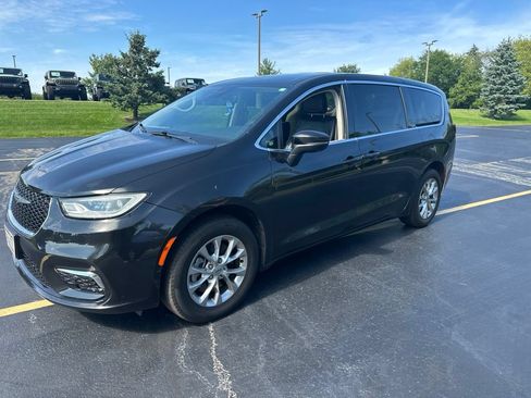 Used 2023 Chrysler Pacifica Touring-L AWD/4WD image 3