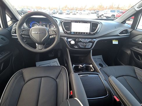 New 2026 Chrysler Pacifica Limited w/ S Appearance Package FWD image 13