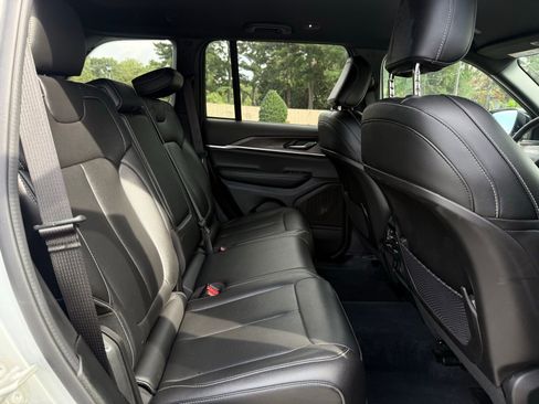 Used 2024 Jeep Grand Cherokee Limited image 17