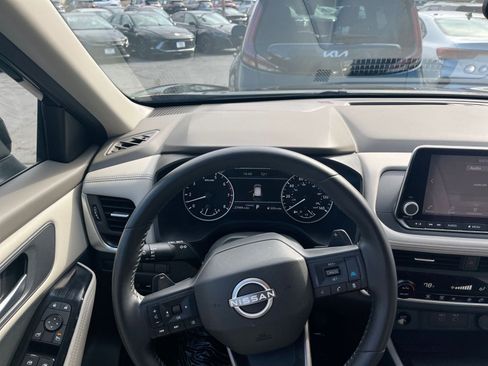 Used 2025 Nissan Rogue SV image 30