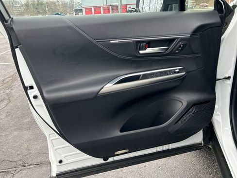 Used 2023 Toyota Venza XLE image 18