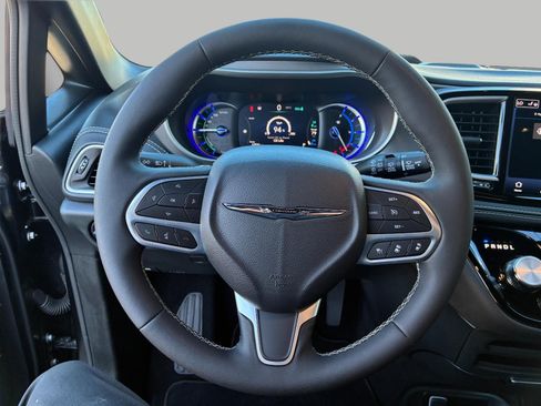 Used 2025 Chrysler Pacifica Select FWD image 12