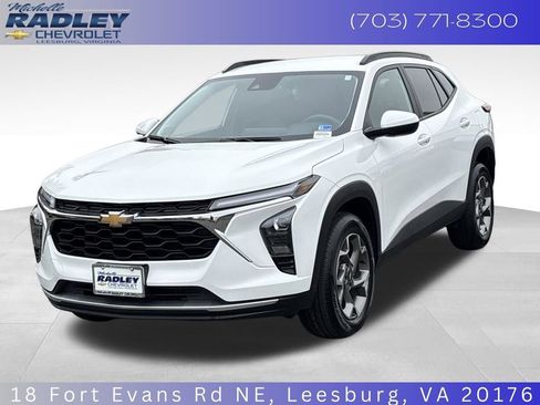Used 2025 Chevrolet Trax LT image 1
