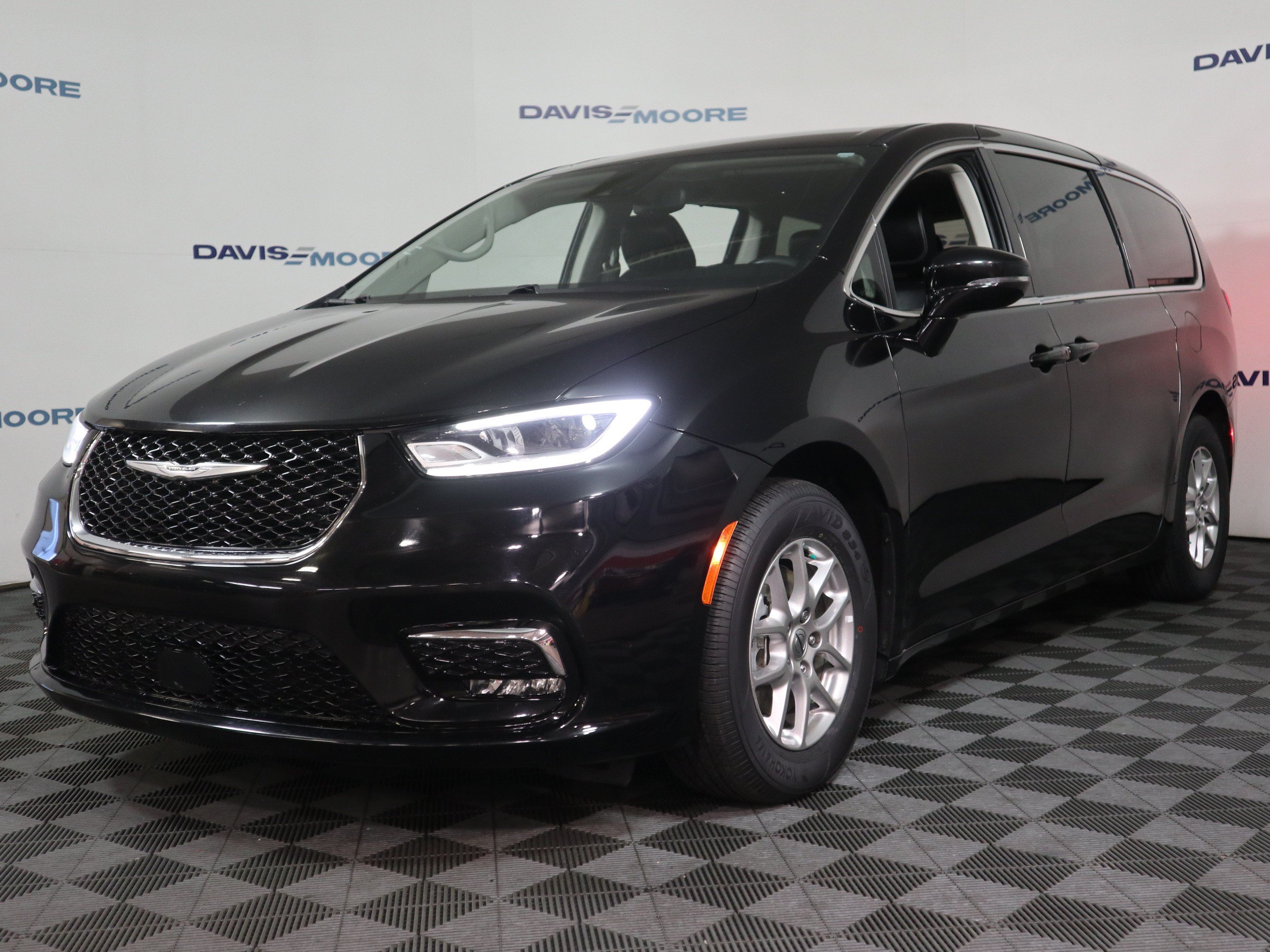 Used 2024 Chrysler Pacifica Touring-L FWD image 12