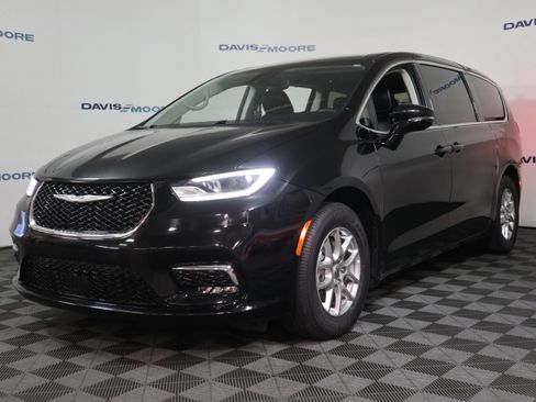 Used 2024 Chrysler Pacifica Touring-L image 12