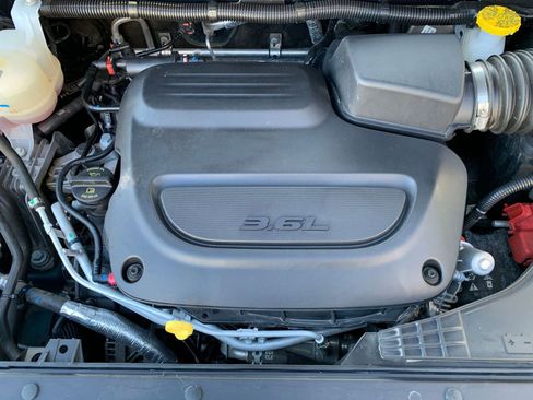 Used 2025 Chrysler Pacifica Select image 35