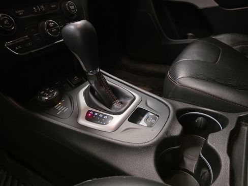 Used 2017 Jeep Cherokee Trailhawk AWD/4WD image 18