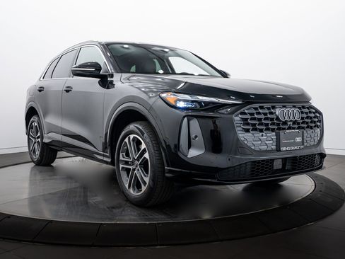 Certified 2025 Audi Q5 Premium w/ Convenience Package image 2