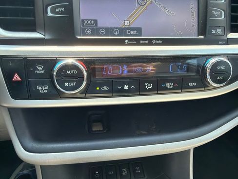 Used 2018 Toyota Highlander XLE AWD/4WD image 13