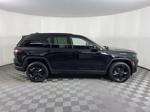 Used 2023 Jeep Grand Cherokee Altitude image 7