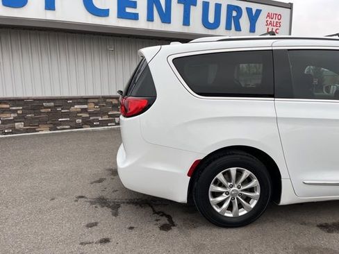 Used 2018 Chrysler Pacifica Touring-L w/ Premium Audio Group FWD image 15