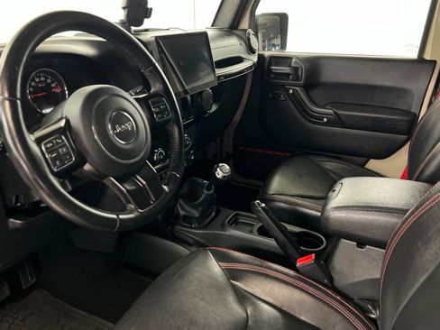Used 2017 Jeep Wrangler Rubicon AWD/4WD image 16