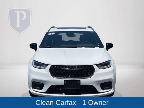 Used 2025 Chrysler Pacifica Limited FWD image 3