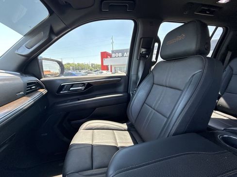 Used 2025 Chevrolet Suburban High Country AWD/4WD image 33