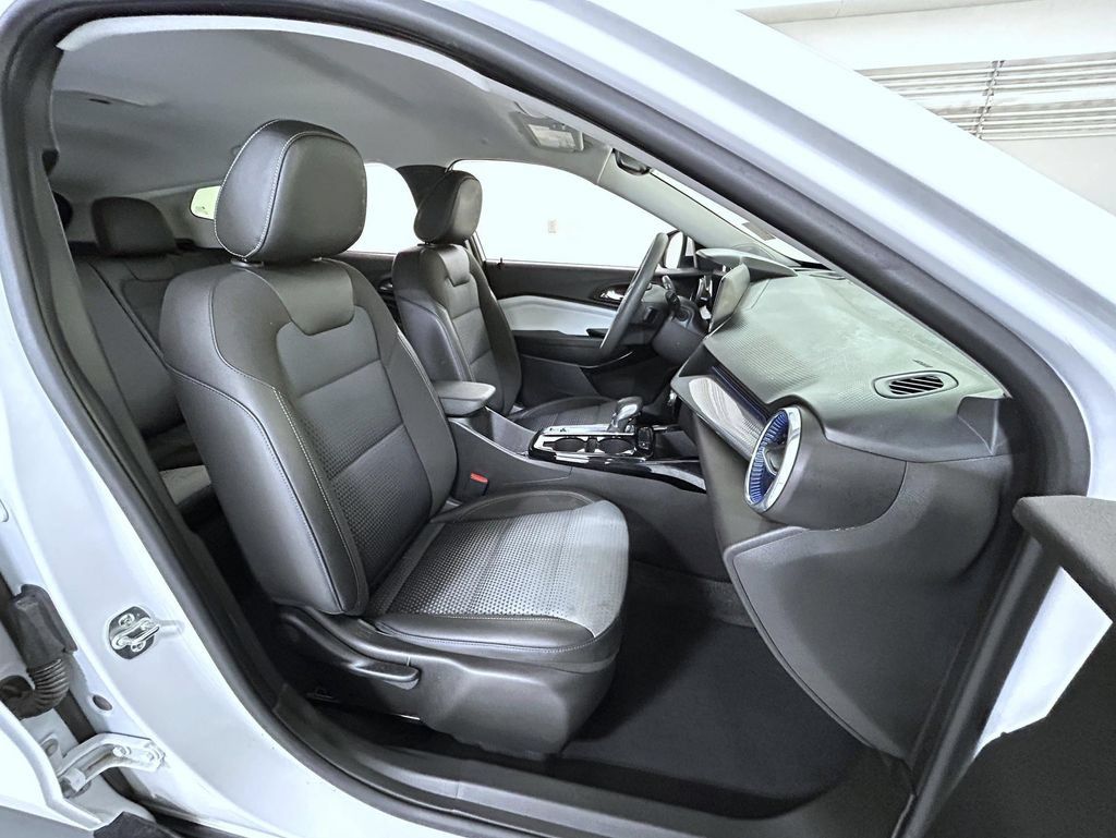 Used 2025 Chevrolet Trax LT FWD image 15