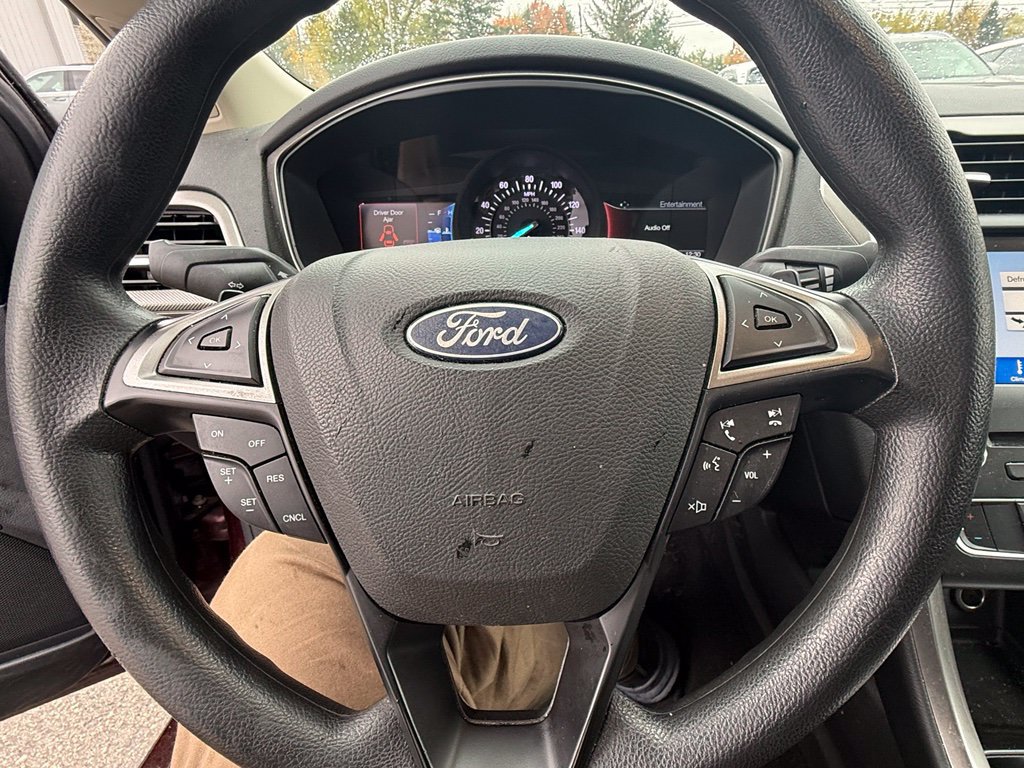 Used 2018 Ford Fusion SE w/ Fusion SE Technology Package FWD image 5