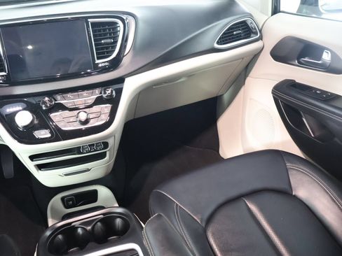 Used 2024 Chrysler Pacifica Touring-L FWD image 30