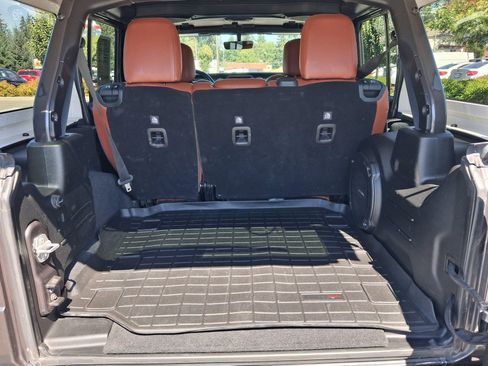 Used 2018 Jeep Wrangler Unlimited Sahara w/ Uconnect 4C Nav & Sound Group AWD/4WD image 19