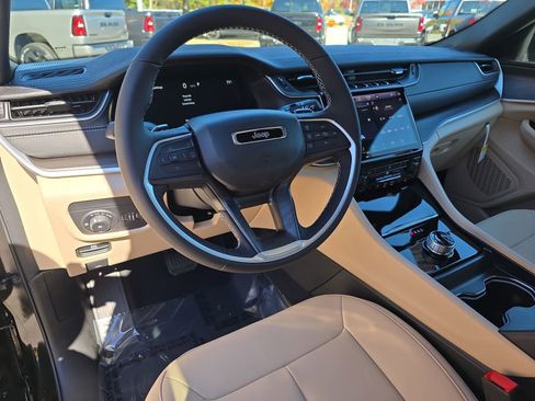 New 2025 Jeep Grand Cherokee Limited w/ Black Appearance Package RWD image 17