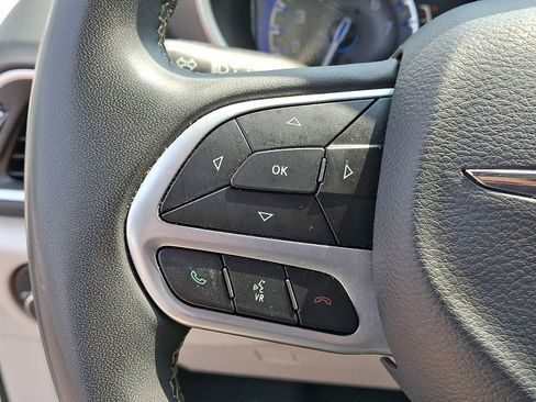 Used 2022 Chrysler Pacifica Touring-L image 20