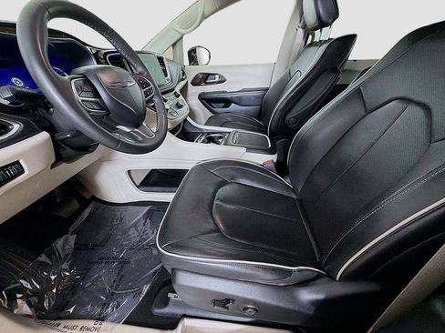 Used 2023 Chrysler Pacifica Limited w/ Uconnect Theater Family Group FWD image 27