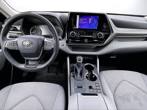 Used 2023 Toyota Highlander LE image 16