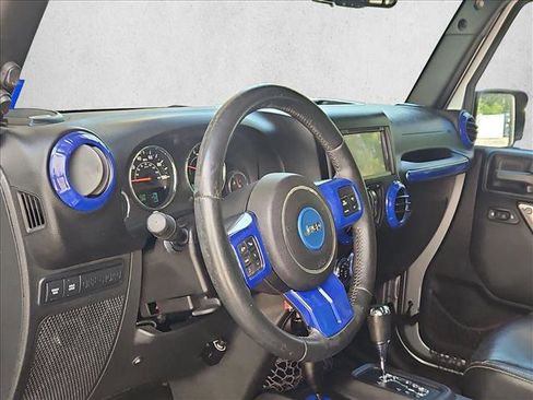 Used 2015 Jeep Wrangler Unlimited Rubicon w/ Connectivity Group AWD/4WD image 9