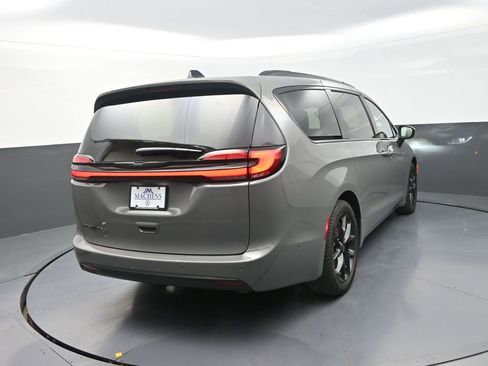 Used 2023 Chrysler Pacifica Touring-L w/ S Appearance Package FWD image 11