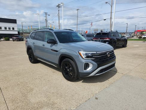 New 2026 Volkswagen Atlas Peak Edition image 7