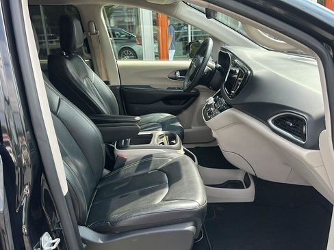 Used 2022 Chrysler Pacifica Touring-L FWD image 7